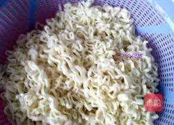 Illustration of how to make fish cake bowl noodles 1