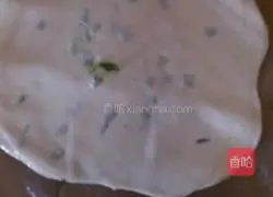 Illustration of how to make scallion pancakes 6