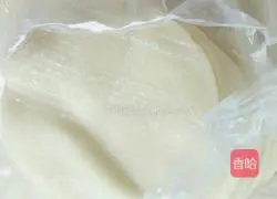 Illustration of how to wrap bananas in dumpling skins 1