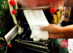 Illustration of how to make shrimp wontons 4