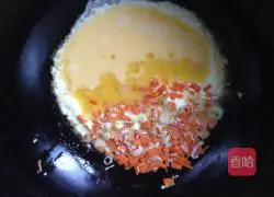 Illustration of how to make carrot and egg fried rice 5
