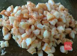 Illustration of how to make three fresh dumplings 3