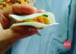 Illustration of making steamed dumplings with cabbage stuffing 9