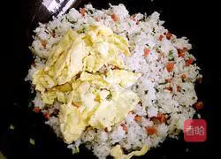 Illustration of how to make scallion, ham, sausage and egg fried rice 14