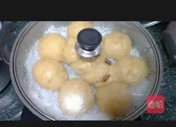 Illustration of how to make brown sugar, red dates and red bean twist steamed buns 6