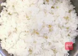 Illustration of how to make egg and ham fried rice 1