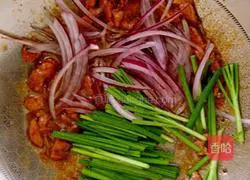 Illustration of how to make Cantonese soy sauce fried noodles 7