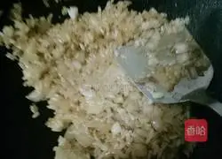 Illustration of how to make egg and bacon fried rice 6 