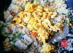 Three-color egg fried rice recipe 10