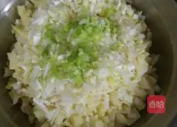 Illustration of how to make potato buns 3