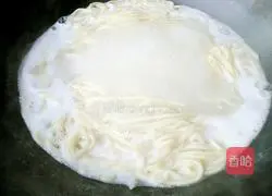 Illustration of how to make noodles with chili oil 5