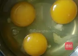 Illustration of how to make shrimp, leek and egg dumpling fillings 2