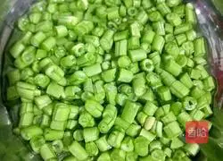 Illustration of how to make fried rice with green beans and salted duck eggs 1