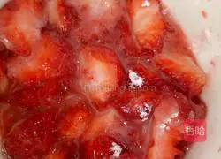 Illustration of how to make handmade strawberry glutinous rice balls 5