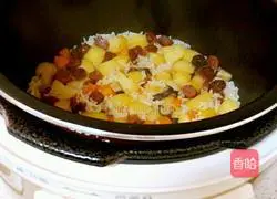  Illustration of how to make braised rice with potatoes, mushrooms and sausage 6