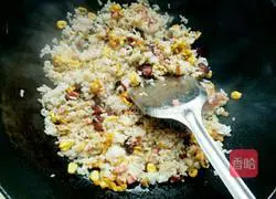 Illustration of how to make sausage and egg fried rice 6 