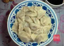 Illustration of how to make pork and green onion dumplings 12