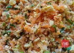 Illustration of how to make steamed stuffed buns with carrot and egg stuffing 7