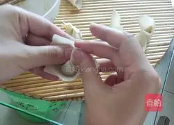 Illustration of how to wrap flower wontons 3
