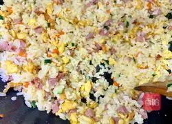 Illustration of how to make fried rice with sausage, three cubes and eggs 8