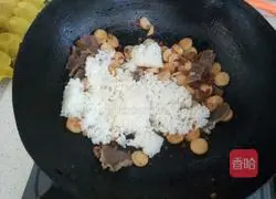 Illustration of how to make fried rice with green onions and egg buns 4