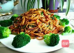 Illustration of how to make fried noodles with bacon and mixed vegetables 14