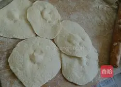 Illustration of how to make water chestnut, shrimp and pork buns 11