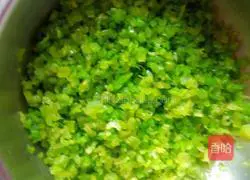 Illustration of how to make celery and pork buns 2