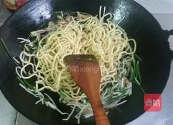 Illustration of how to make fried noodles with mung bean sprouts 6