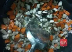 Illustration of how to make colorful fried rice 6