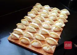 Illustration of how to make beef and celery dumplings 12