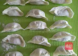 Illustration of how to make cucumber meat dumplings 10