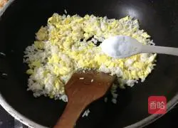 Illustration of how to make fried rice with floss and eggs 5
