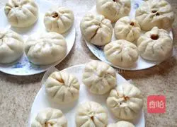 Illustration of how to make pork and lotus root stuffed buns 12
