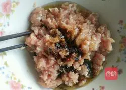 Illustration of how to make dough meat pie 4