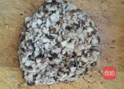 Mushrooms and chives baked into lotus leaf cake.Recipe 2