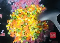 Illustration of how to make fried rice with sausages and vegetables 12