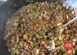 Noodle Sauce Making Process Illustration 2