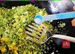 Illustration of how to make vegetarian dumpling fillings 4