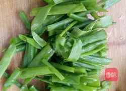 Illustration of how to make noodles with scallion oil 1