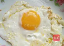 Illustration of how to make tomato, egg and prawn noodles 1