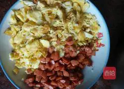 Illustration of how to make egg and ham fried rice 3