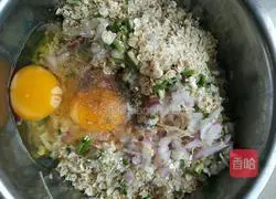 Illustration of how to make potato, onion and oatmeal egg pancakes 3