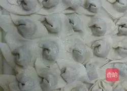 Illustration of how to make chicken soup and shepherd's purse wontons 3