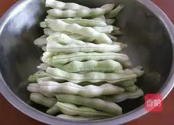 Illustration of how to make kidney bean and meat dumplings 1