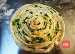 Illustration of how to make scallion pancake 6