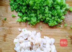  Illustration of how to make scallop and celery meat dumplings 3