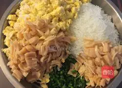 Illustration of how to make leek, egg and shrimp skin dumplings 7