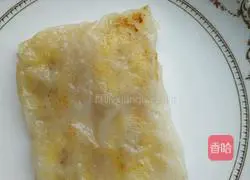 Illustration of how to wrap bananas in dumpling skins 7