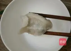 Illustration of how to make chicken and coriander dumplings 21